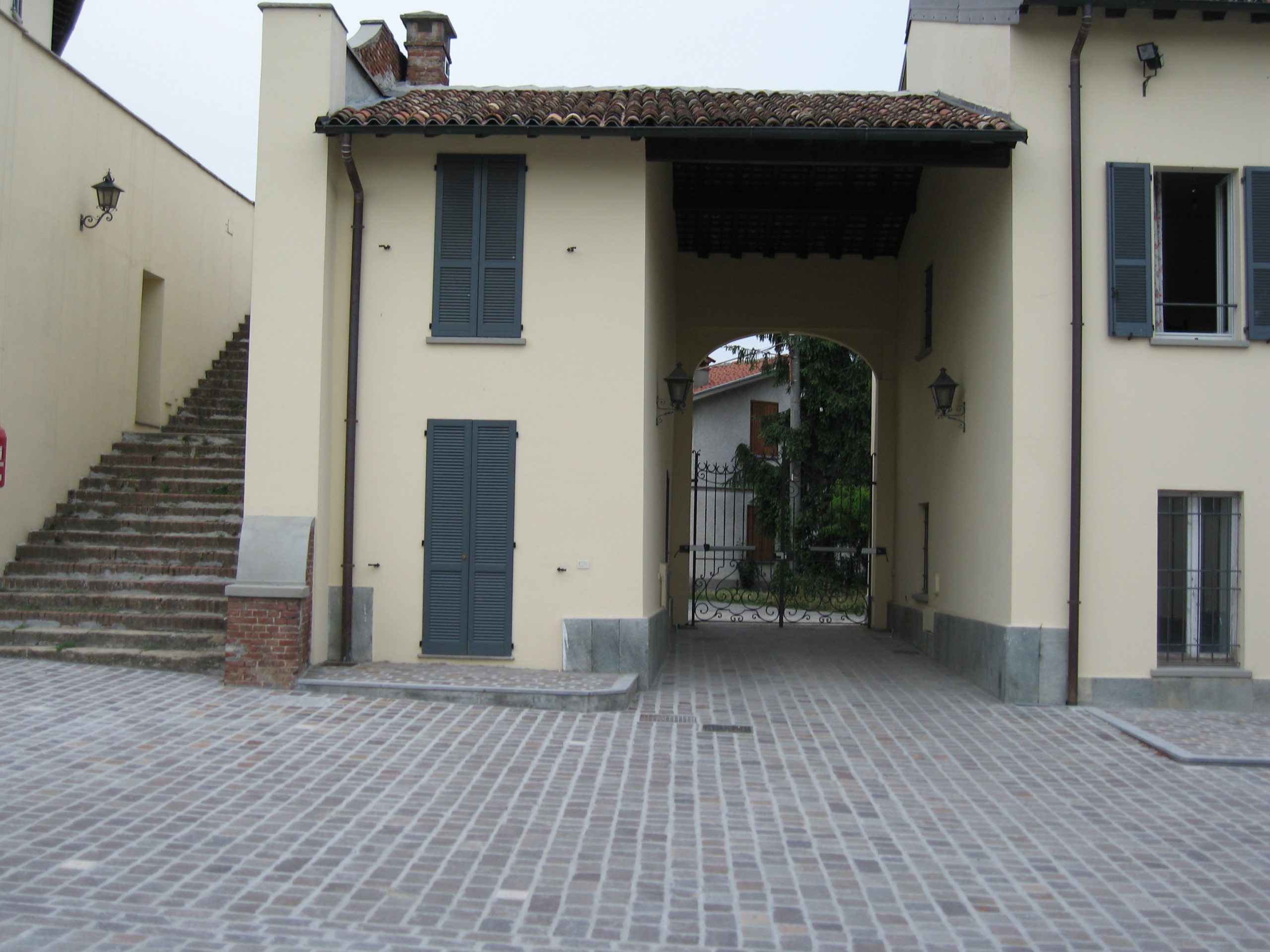 ingresso cortile int